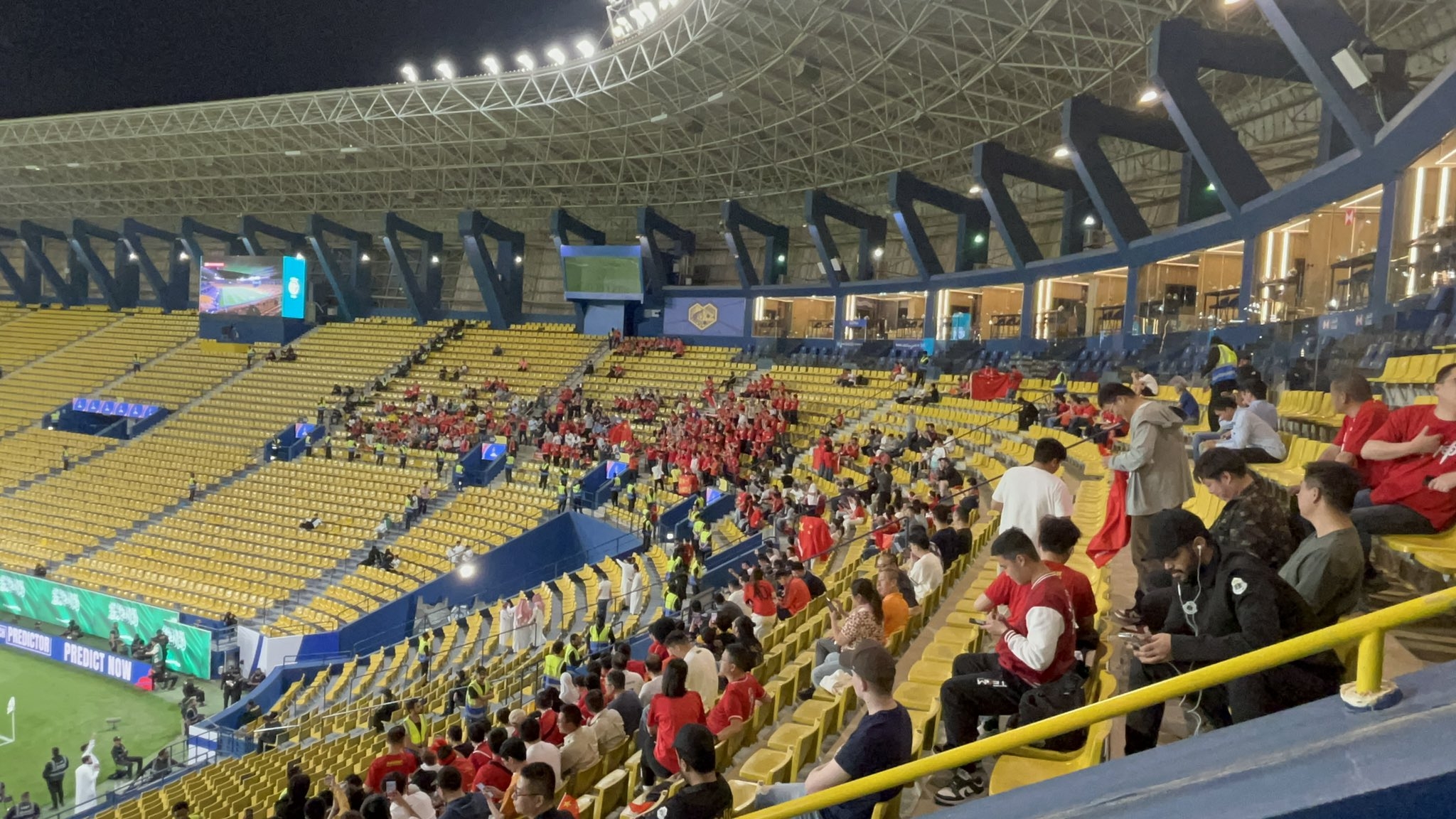 球票已售罄!中国球迷已经入场,坐在球场上层沙特球迷区上方