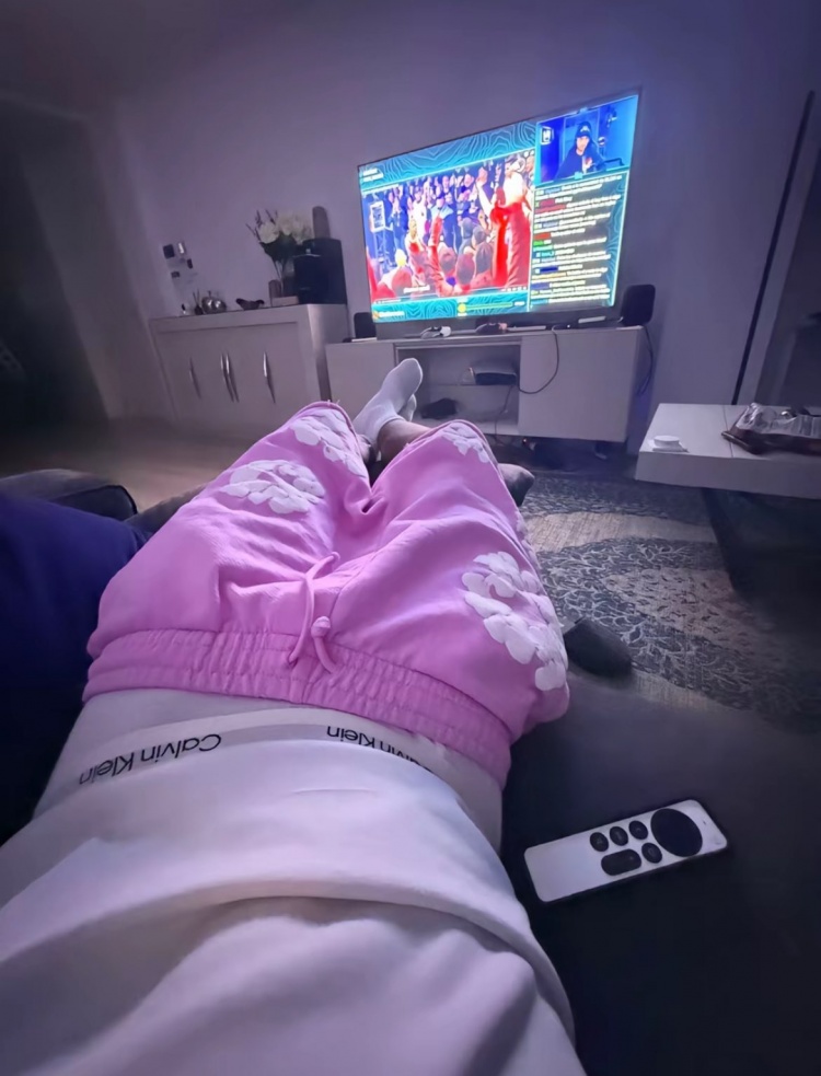 继续嘲讽范德法特!亚马尔TikTok晒半脱裤子看电视照片