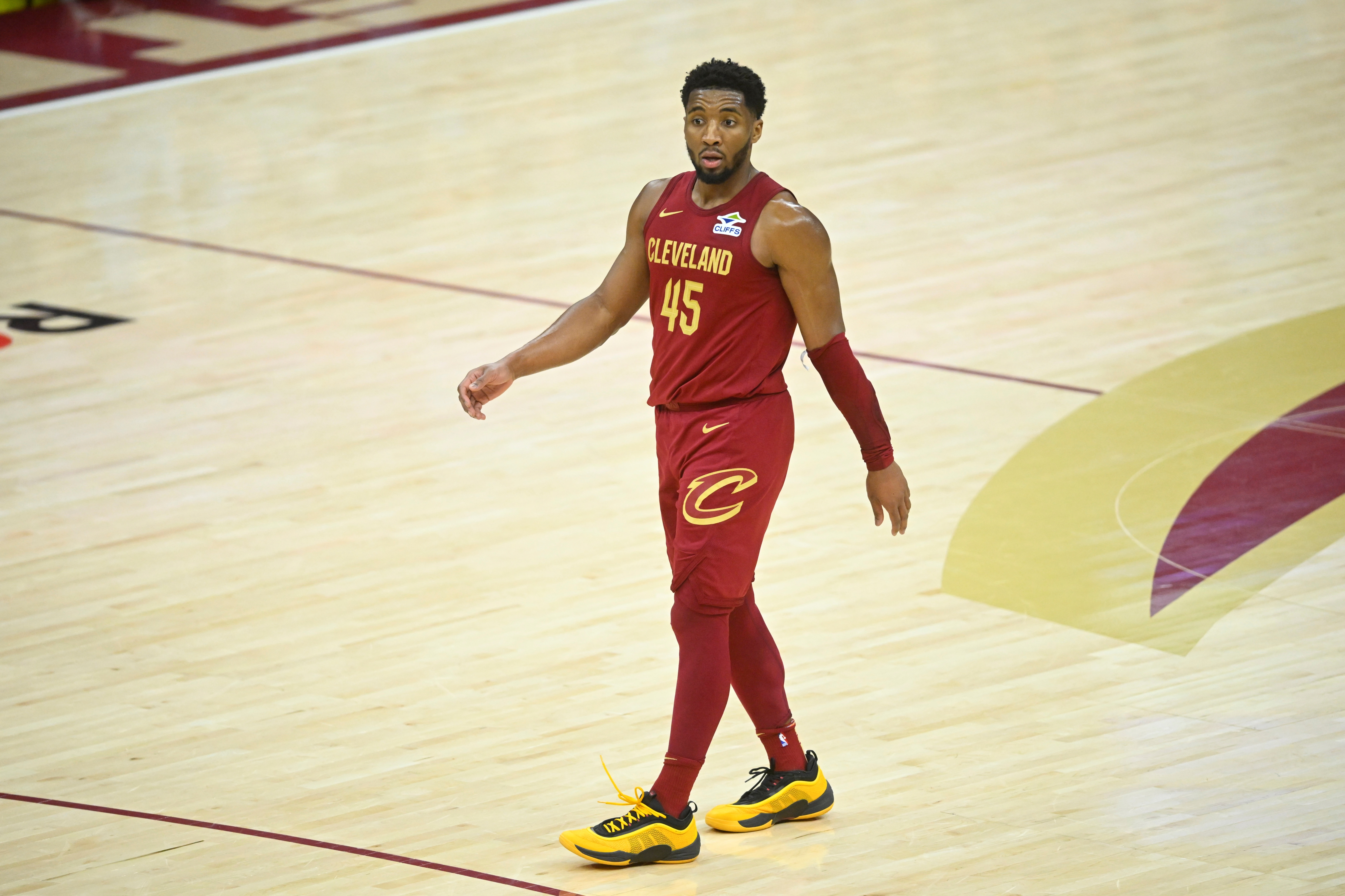 今天失准!米切尔19投6中&三分6中0得24分3板 关键两罚不中